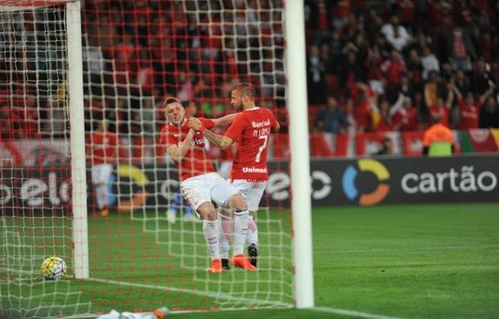 Ir para  <p>Se ainda n&atilde;o chegou ao fim, ao menos o inverno colorado amenizou na noite desta quarta-feira. Em sua primeira vit&oacute;ria na esta&ccedil;&atilde;o ao golear o Fortaleza por 3 a 0, no Beira-Rio, no jogo de ida...